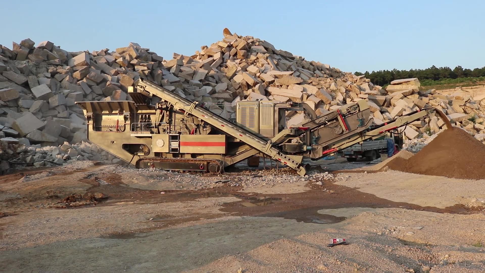 邁科路移動(dòng)破碎站,礦山機(jī)械生產(chǎn)企業(yè)的領(lǐng)頭羊_嗶哩嗶哩 (゜-゜)つロ